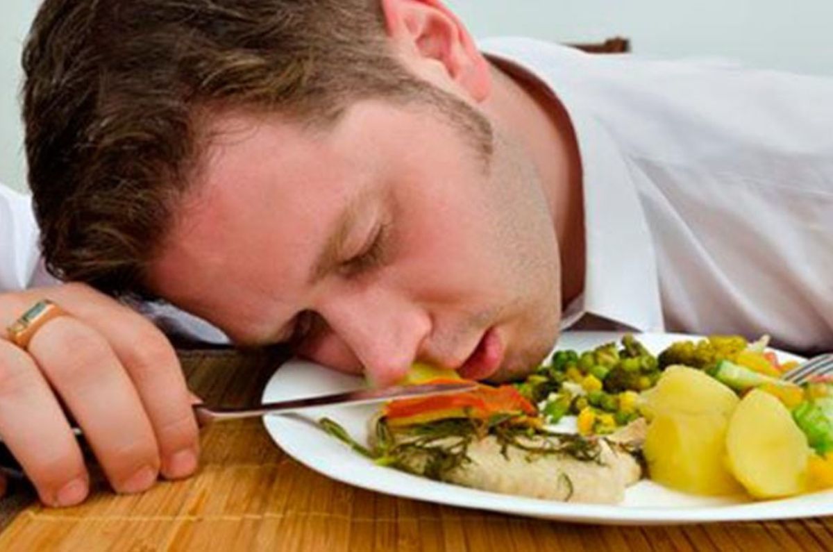 ¿Por qué da sueño después de comer?
