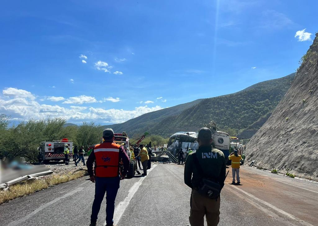 Autoridades del Instituto Nacional de Migración inspeccionan rescate de víctimas de volcadura.