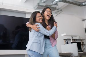 4 razones para dar abrazos en la oficina, así puede mejorar la productividad