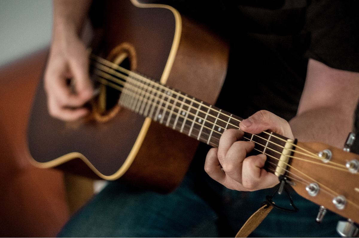 Beneficios de tocar instrumentos musicales para la salud mental y productividad en el trabajo
