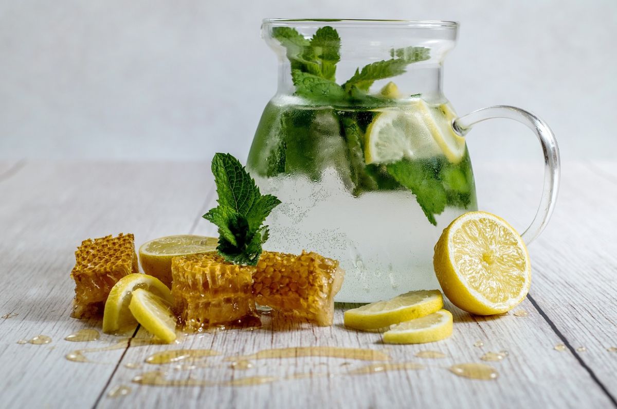 Beneficios de tomar agua con limón por las noches