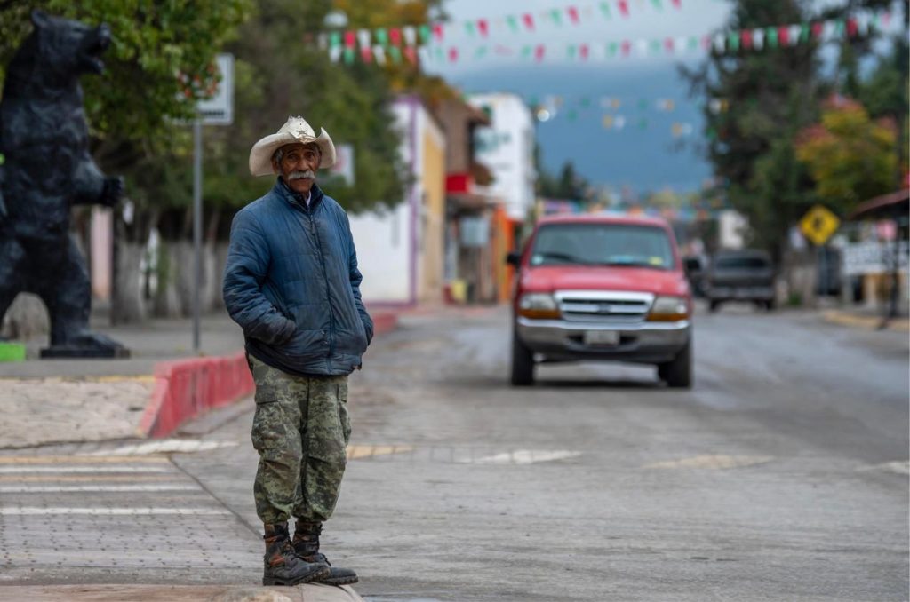 Hombre caminando en el frío en México