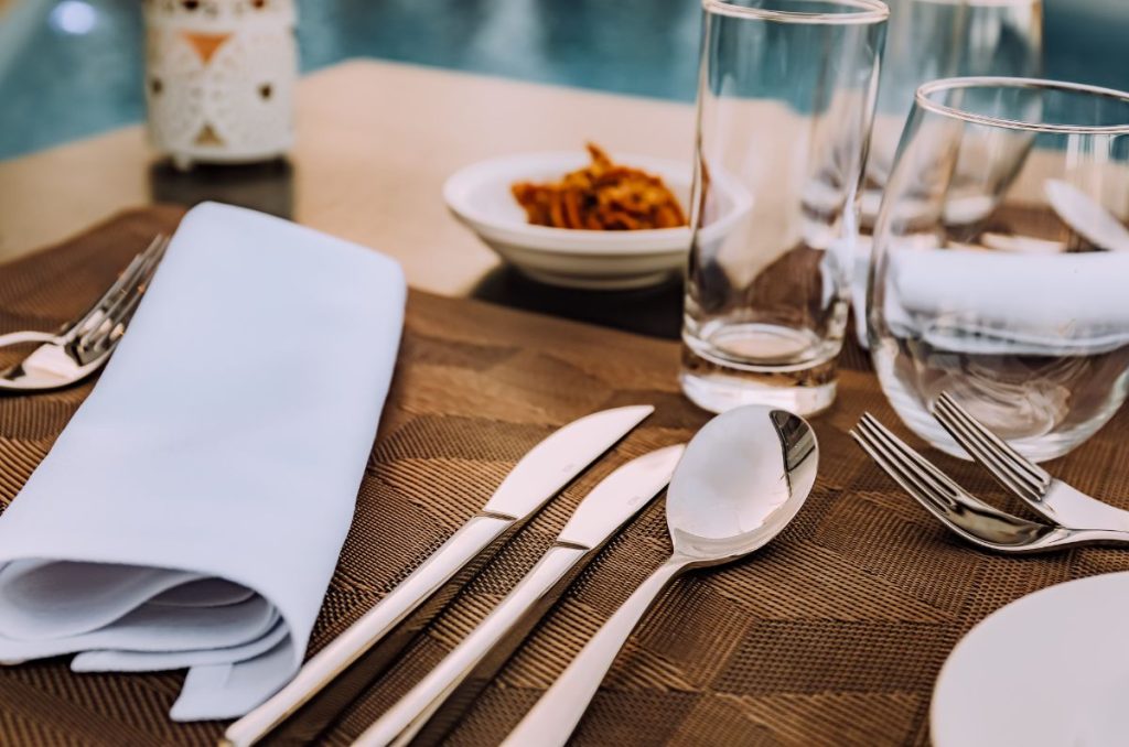 Cubiertos en la mesa