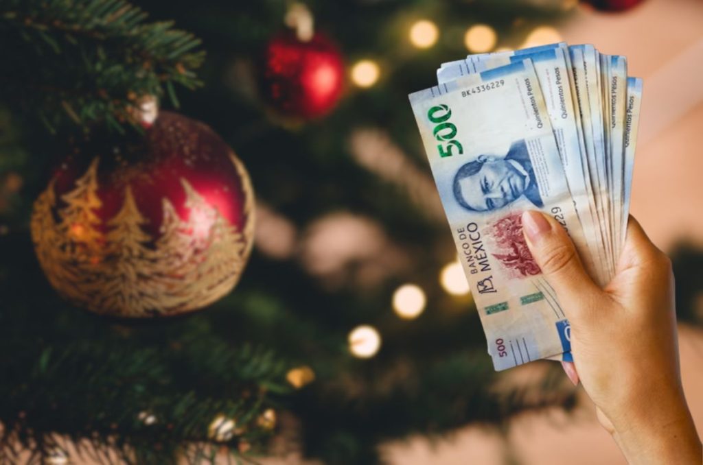 Dinero mexicano frente a un pino navideño