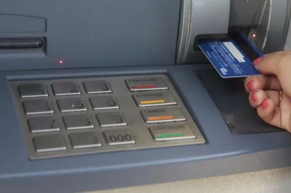 Tarjeta de débito en cajero automático