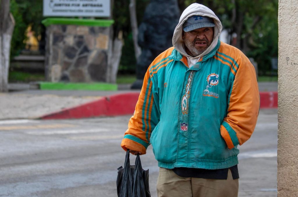 Hombre caminando en el frío en Arteaga, Coahuila.