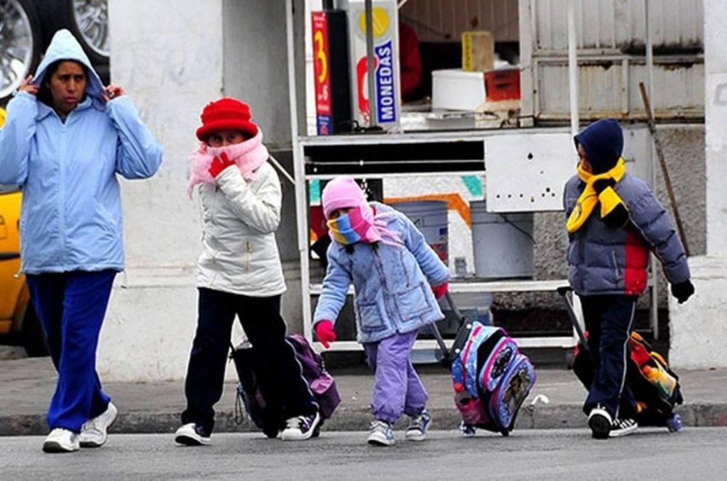 Menores abrigados camino a la escuela