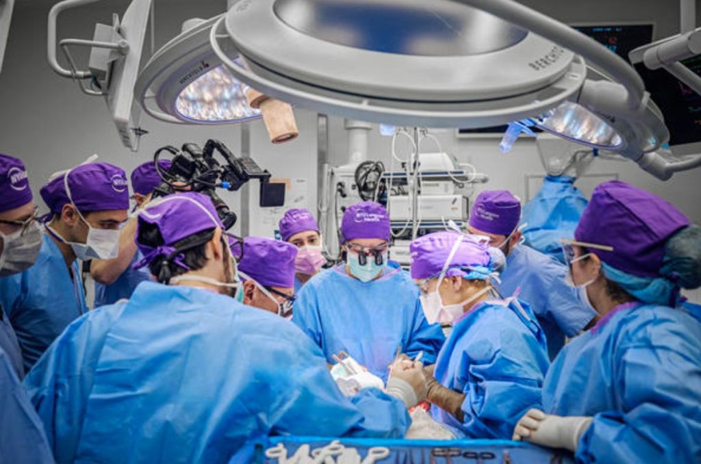 Equipo de cirujanos realizando un trasplante de ojo