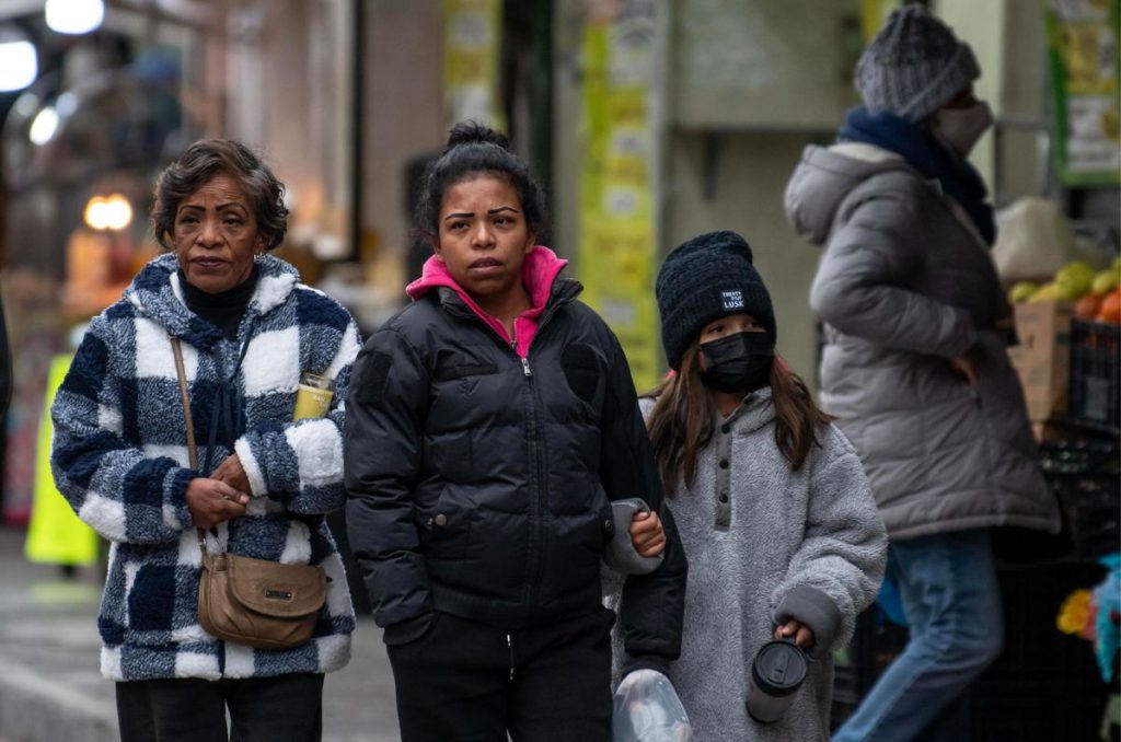 Mujeres caminando en el frío