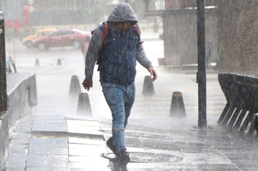 Persona caminando en la lluvia
