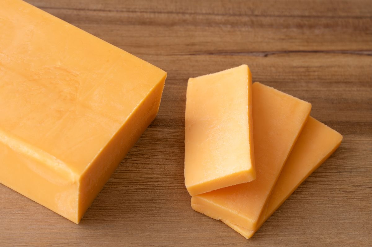 Historia y origen del queso cheddar, un viaje de sabores y tradiciones