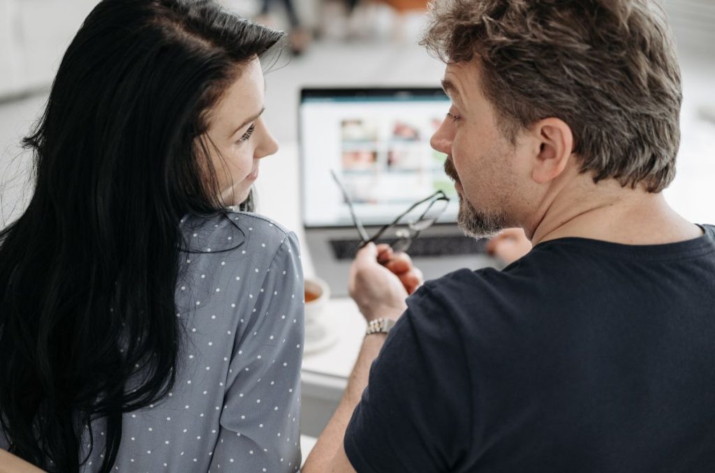 temas económicos en pareja