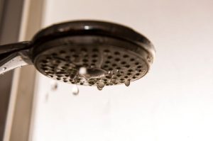 Cómo aumentar la presión del agua en llaves y regaderas