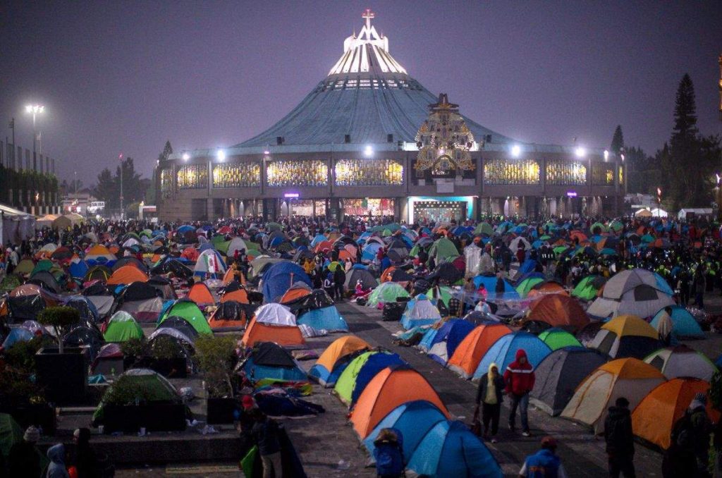 Peregrinos acampando en la Basílica de Guadalupe