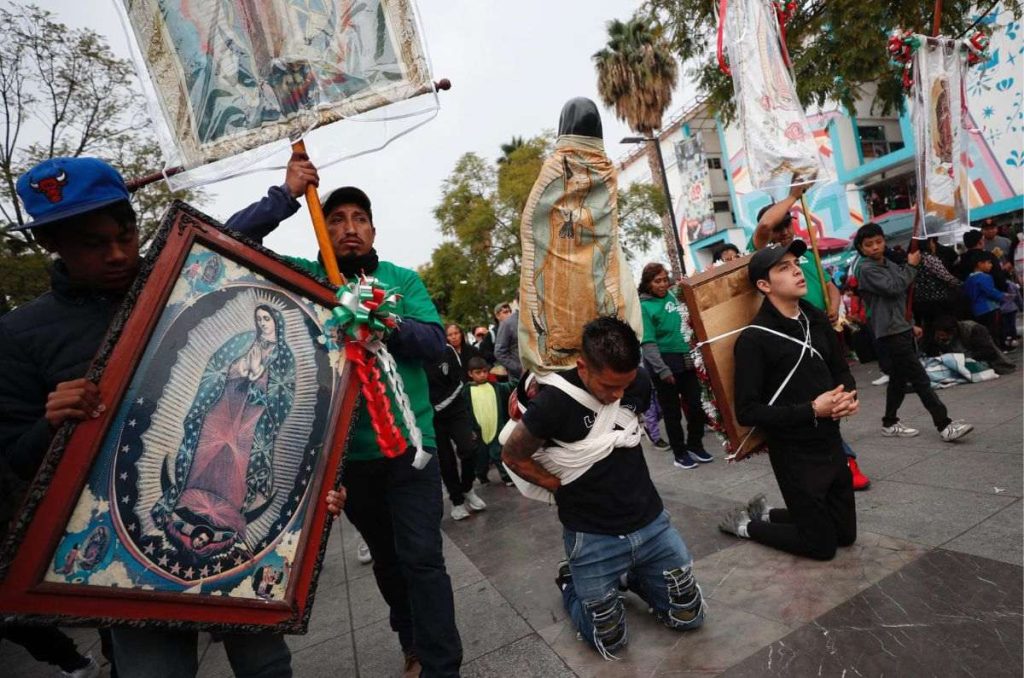 Peregrinos camino a la Basílica de Guadalupe