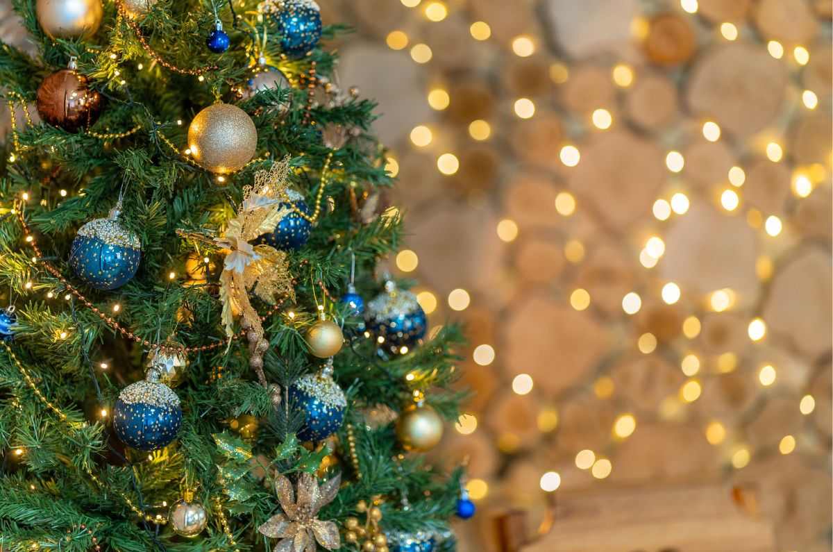 Cómo decorar el árbol de Navidad con menos de $500