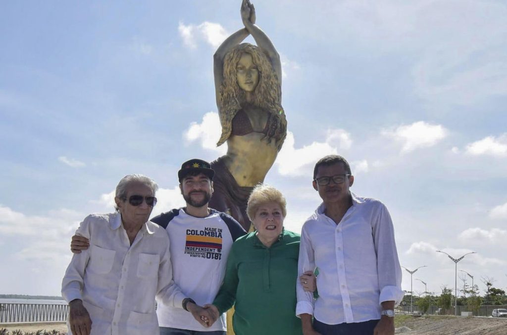 Familia de Shakira posa con la estatua de la cantante en Barranquilla, Colombia