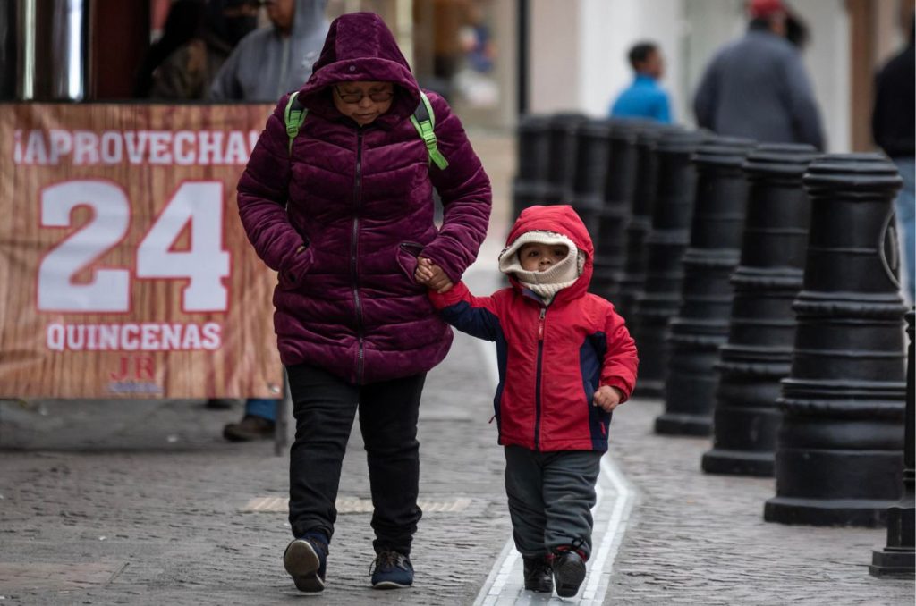 Mujer y niño caminando en el frío de Coahuila.