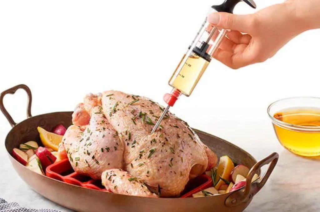 Persona inyectando un pavo