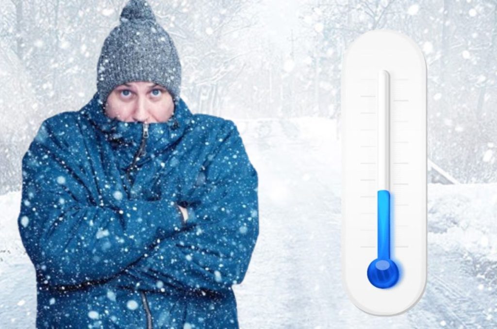 Persona con frío y termómetro