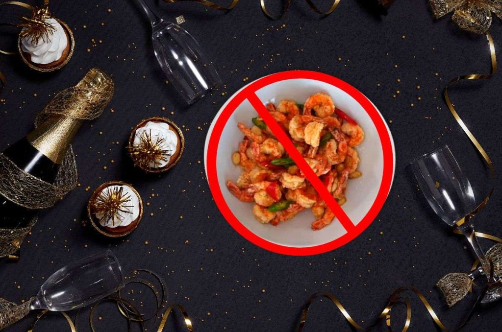 Fiesta de fin de año con plato de camarones prohibido