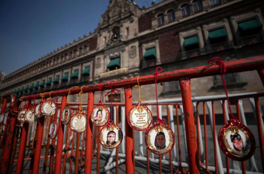 Protesta de padres de personas desaparecidas en México en Palacio Nacional