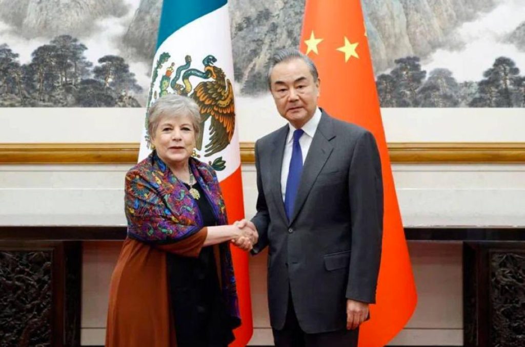 La canciller Alicia Bárcena Ibarra y el ministro de Relaciones Exteriores, Wang Yi
