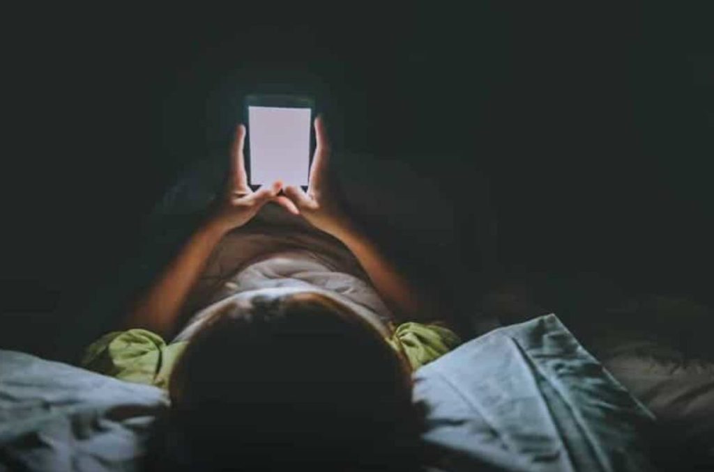 Usar celular antes de dormir