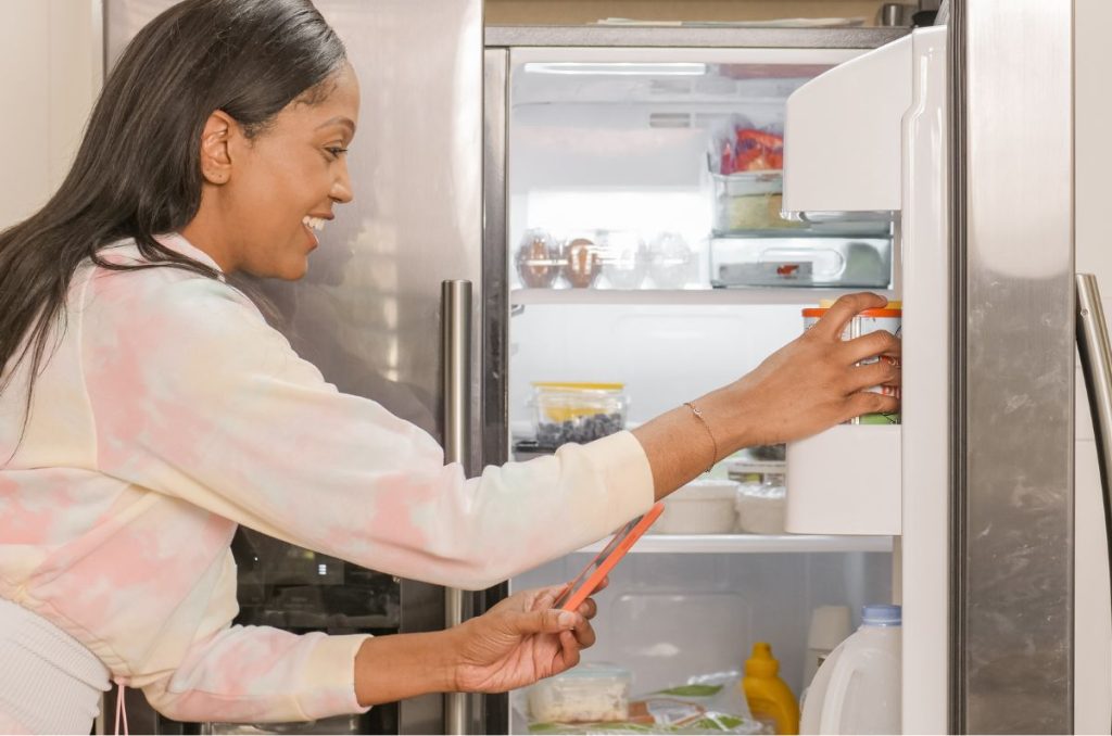 Mujer limpiando refrigerador