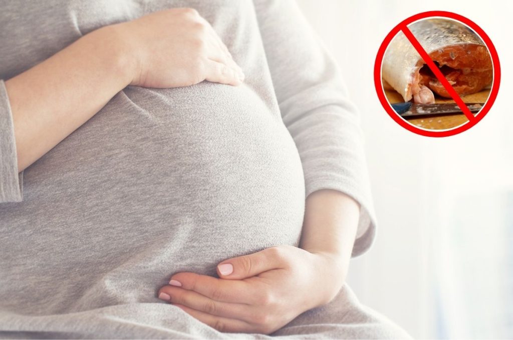 Mujer embarazada acariciando su vientre