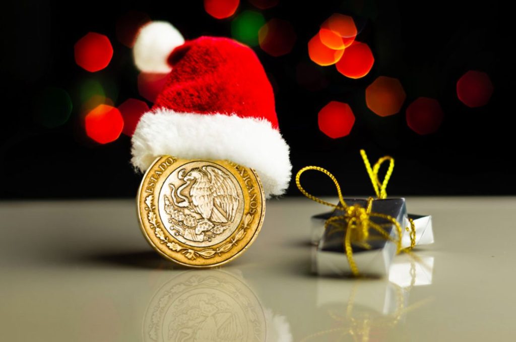 Moneda de 10 pesos con gorro navideño