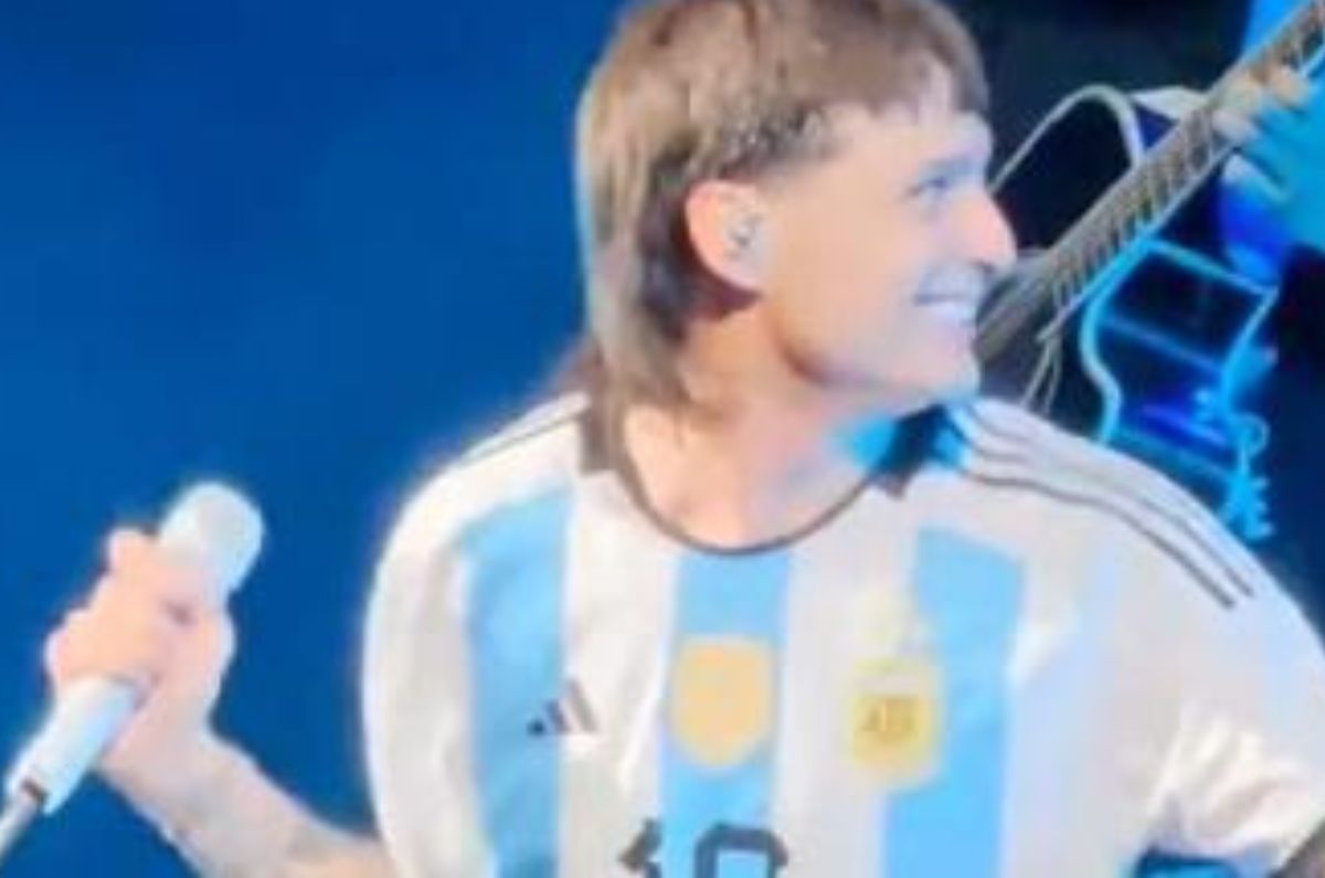 Tunden a Peso Pluma por halagar el futbol de Argentina