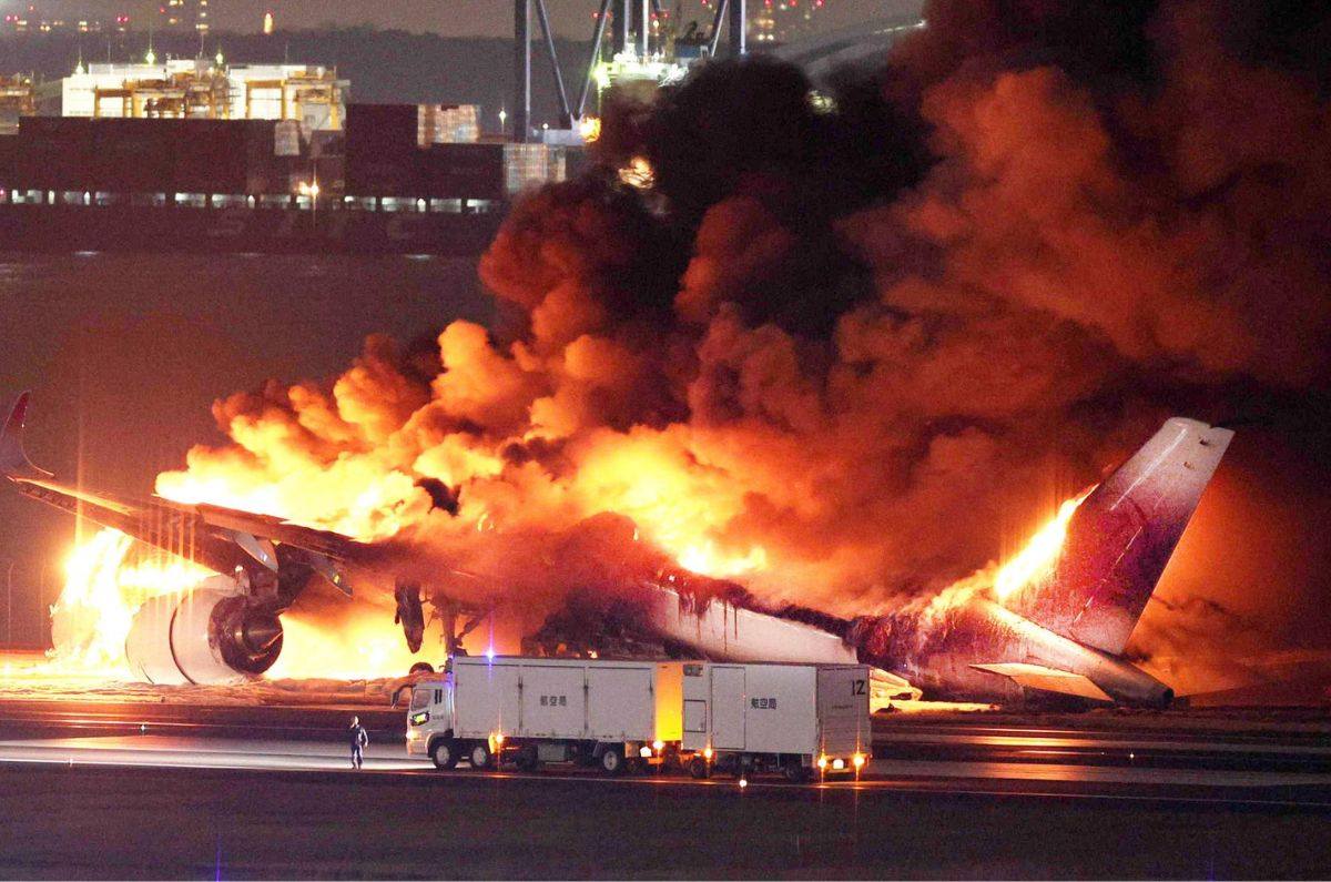 Confirman cinco muertos tras el choque de dos aviones en Tokio, Japón