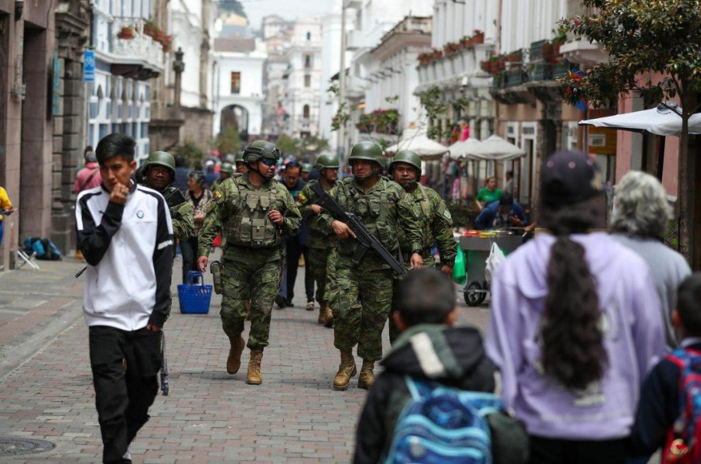 Ejército en calles de Ecuador