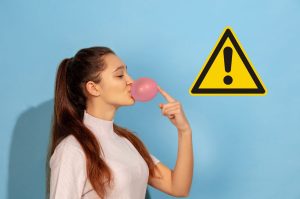 ¡Cuidado! Esto le puede pasar a tu cuerpo si te tragas un chicle