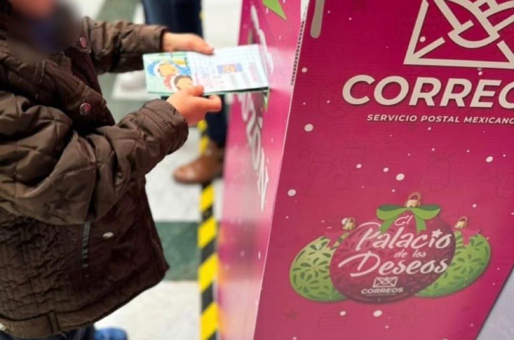 Niño entregando carta a los Reyes Magos