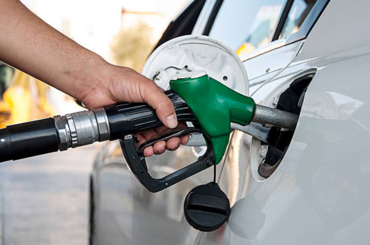 Gasolina baja de precio hasta 12 pesos, ¿dónde y por qué razón?