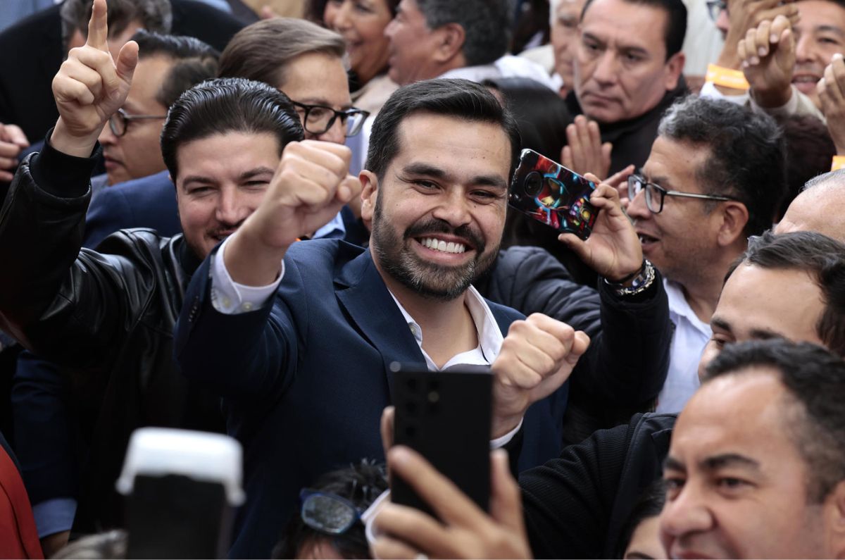 Jorge Álvarez Máynez se registra como precandidato de Movimiento Ciudadano a la presidencia