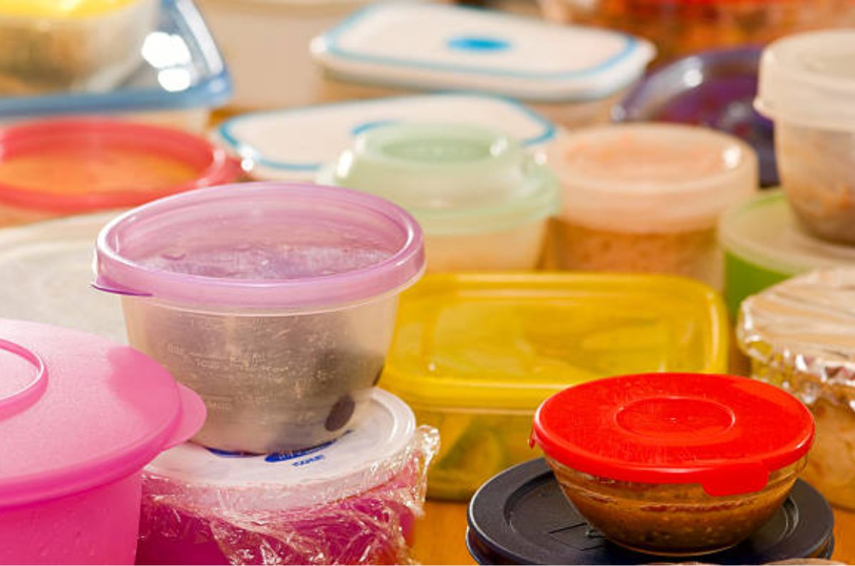 Razones por las que debes evitar guardar comida en envases de plástico