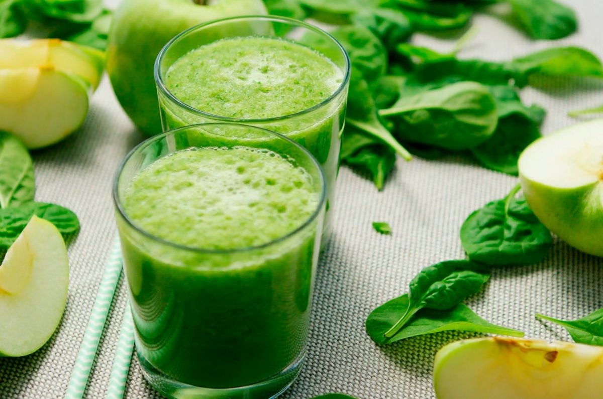 Beneficios de tomar jugo verde para tu salud