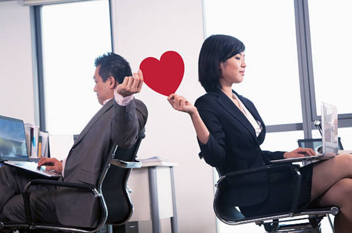 Cuidado con tener un romance en tu trabajo, así te puede afectar