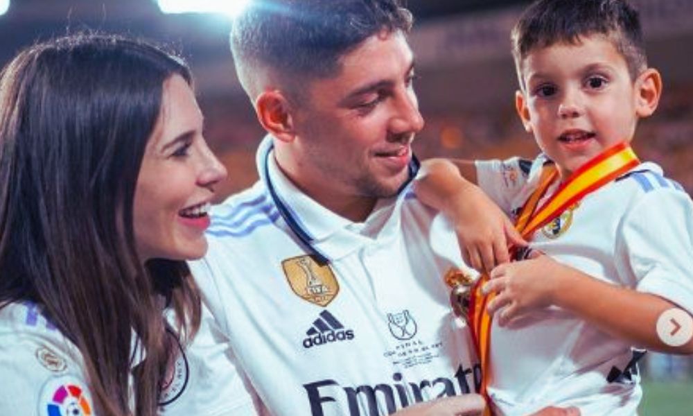 Fede Valverde y Mina Bonino con su hijo