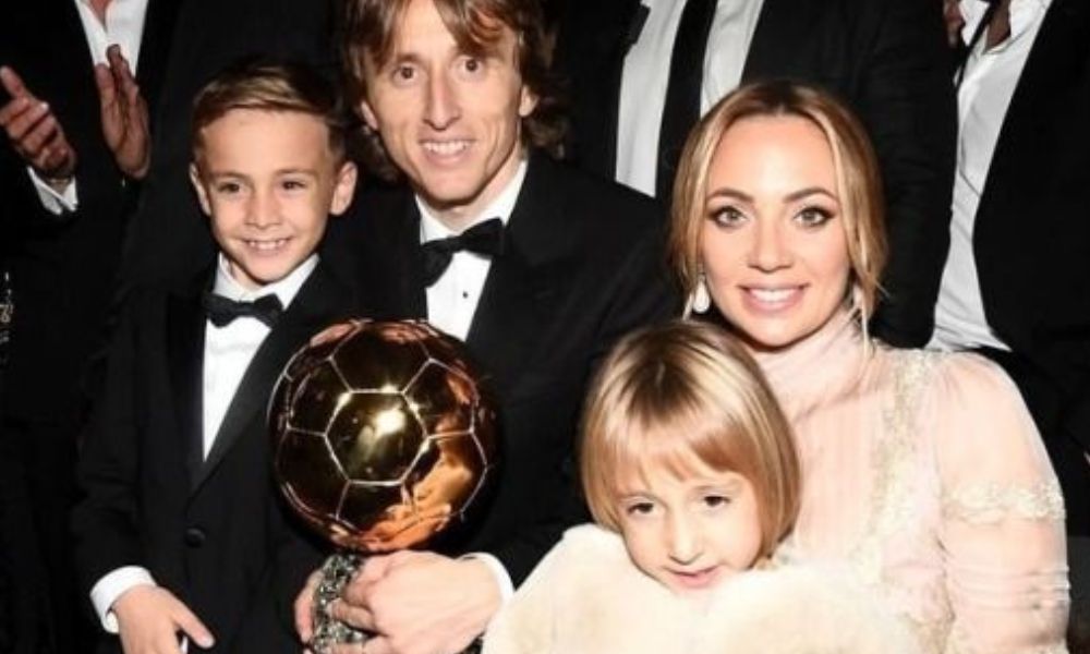 Luka Modrić con el Balón de Oro junto a su familia