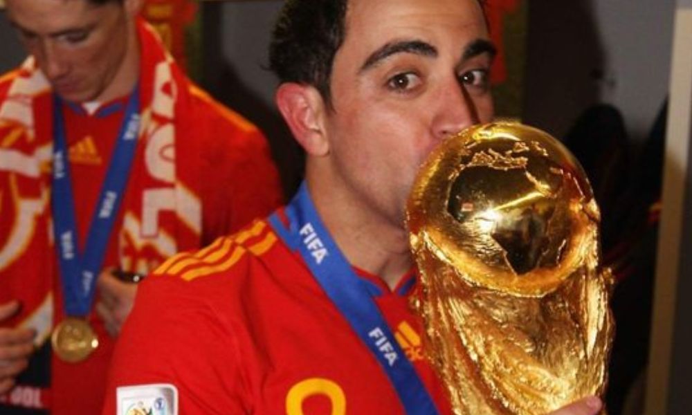 Xavi Hernández con trofeo del equipo
