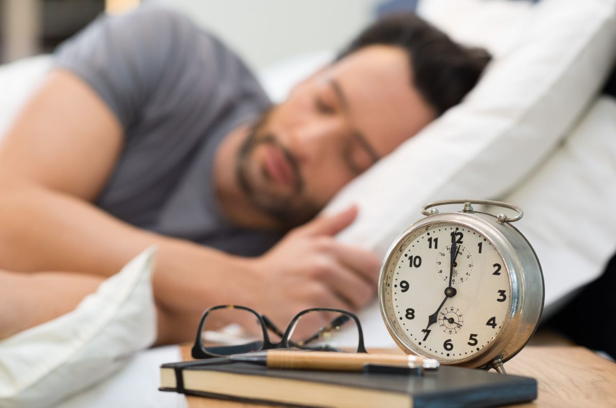 ¿Cómo mejorar hábitos de sueño para no despertar cansado?