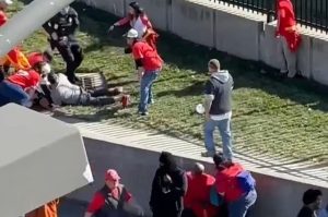 Desfile de Kansas City Chiefs termina en tiroteo, hay un muerto y 10 heridos