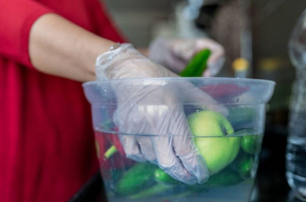 Descubre cómo preparar desinfectantes caseros para limpiar a la perfección frutas y verduras de forma segura con ingredientes fáciles de conseguir.