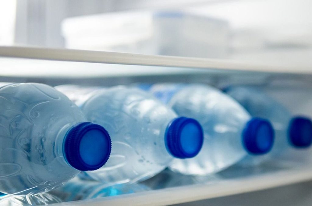¡Toma nota! Te contamos por qué no es una buena idea guardar una botella de agua en el congelador para refrescarte; tiene consecuencias.