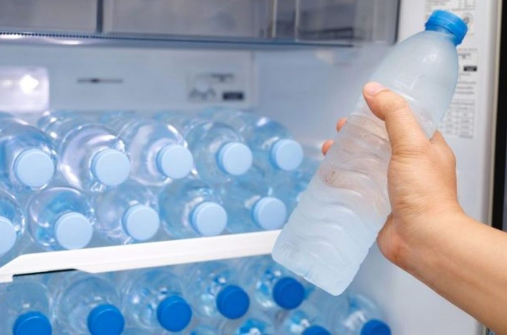 ¡Toma nota! Te contamos por qué no es una buena idea guardar una botella de agua en el congelador para refrescarte; tiene consecuencias.