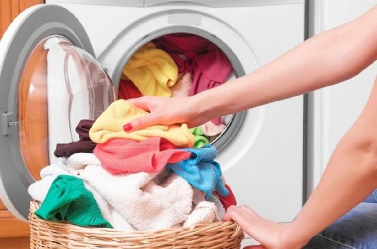 Errores al usar tu lavadora que dejan mal olor en la ropa y cómo evitarlos